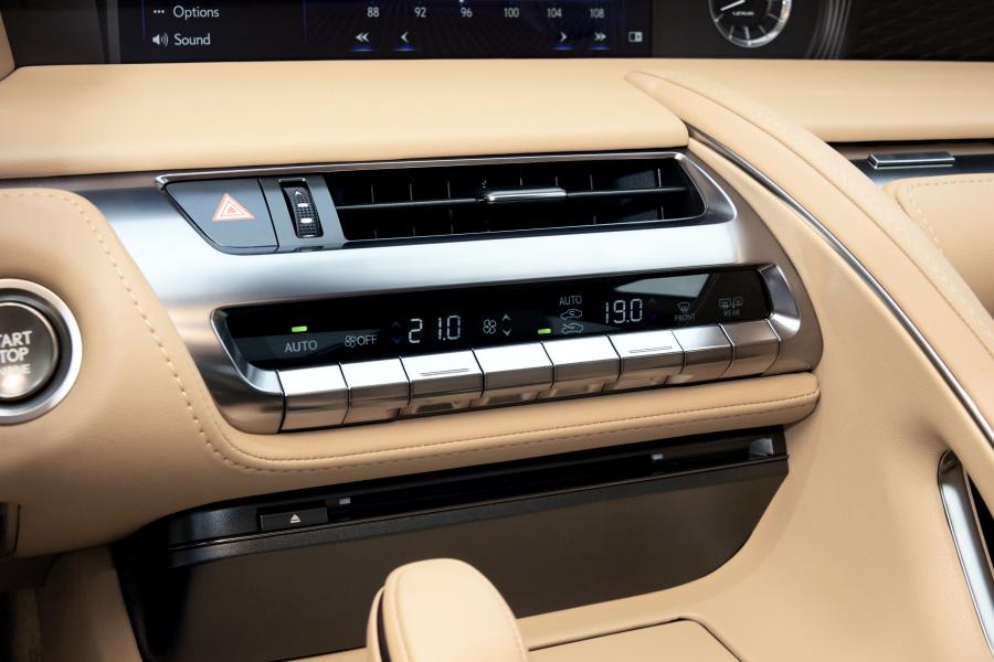 Детали интерьера Lexus LC500 2017 года  (NA) (фото 6 из 48)